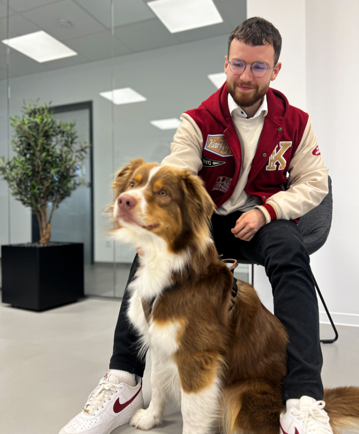 Ein Hund, der von einem Mann gestreichelt wird.