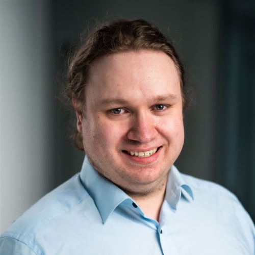 Ein Portrait von Jonas, dem Magento 2 Certified Associate Developer.