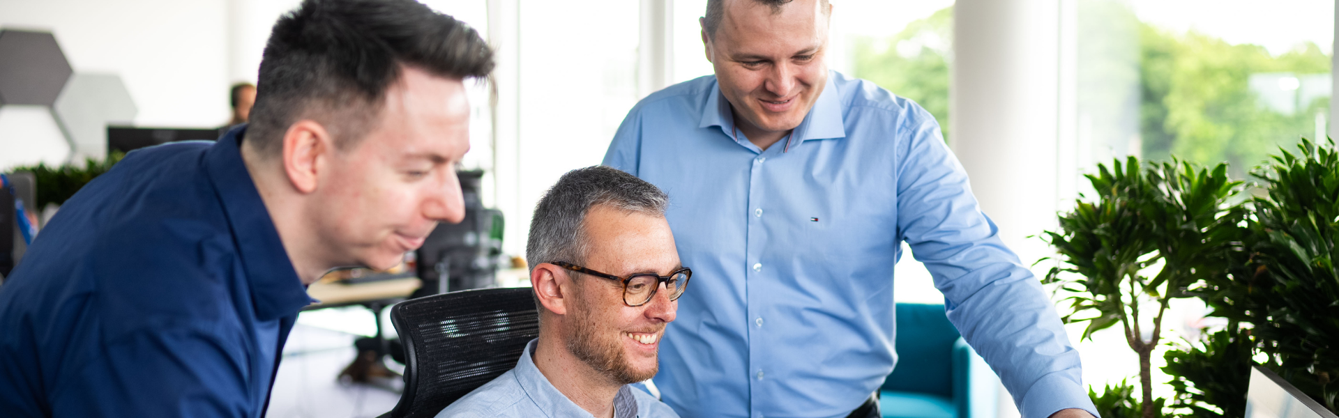 Headerbanner mit maxcluster Mitarbeitenden