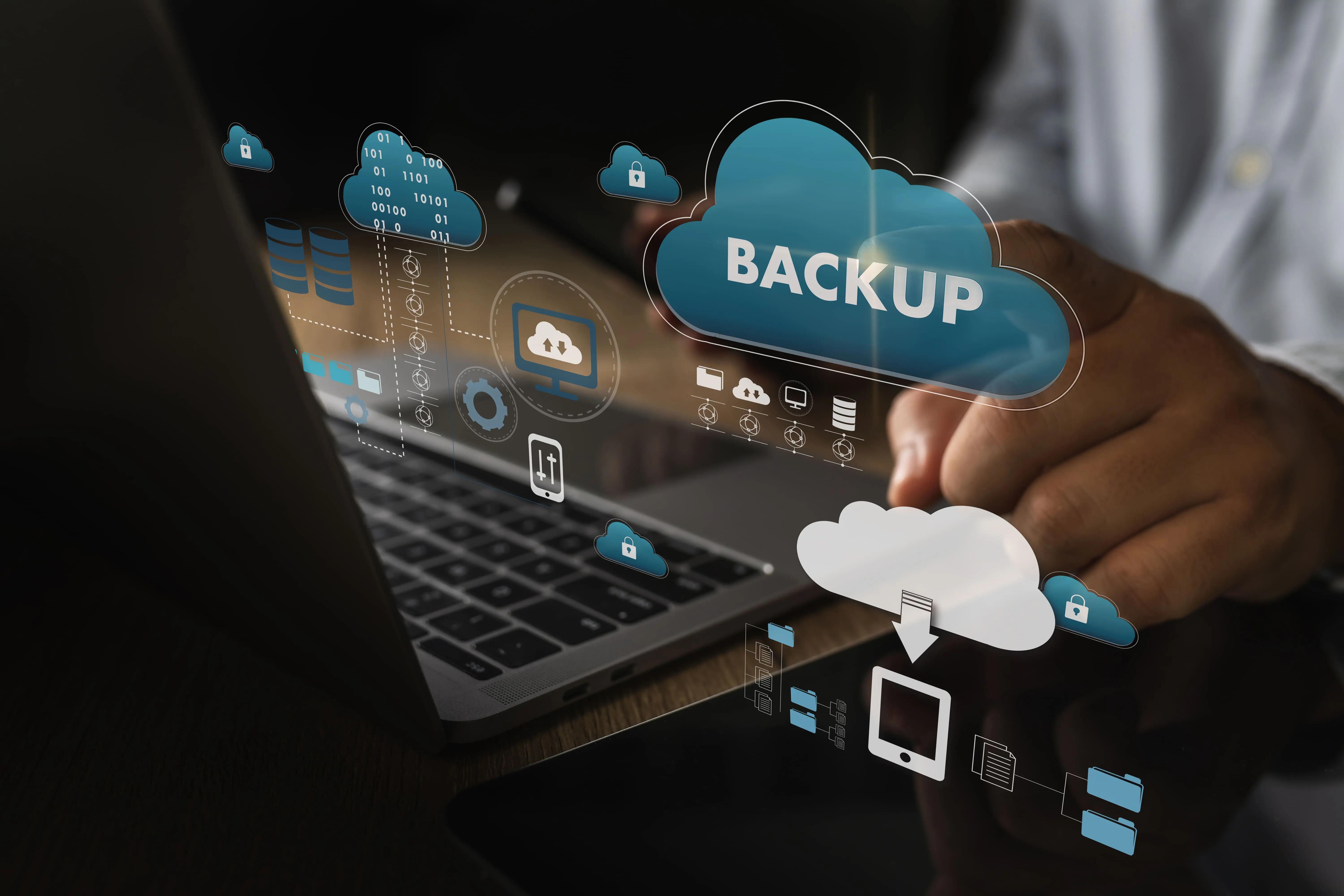 solr for typo3 websites dargestellt durch Cloud-Backups und gesicherte Datenübertragung auf einem Laptop