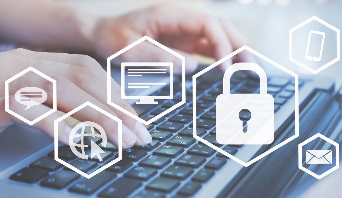Hände auf Laptop-Tastatur mit Datenschutzsymbolen – Schloss, Monitor, Chat, Internet, E-Mail und Smartphone – symbolisieren IT-Sicherheit und DSGVO im Onlinehandel