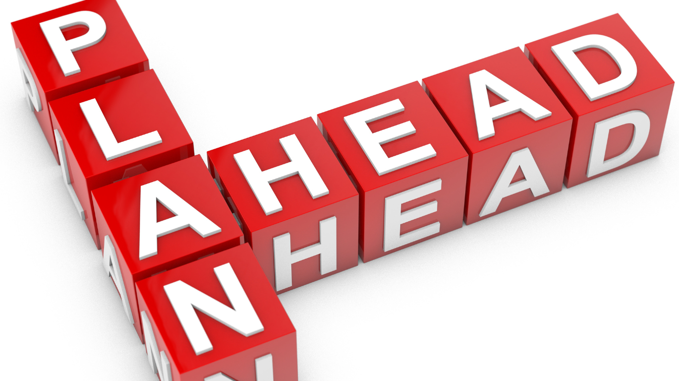 Rote Würfel mit den Buchstaben „PLAN AHEAD“ – Symbolbild für vorausschauende Planung, Skalierbarkeit und Hosting-Strategie im E-Commerce mit TYPO3, Shopware 6 Redis und Solr für TYPO3.