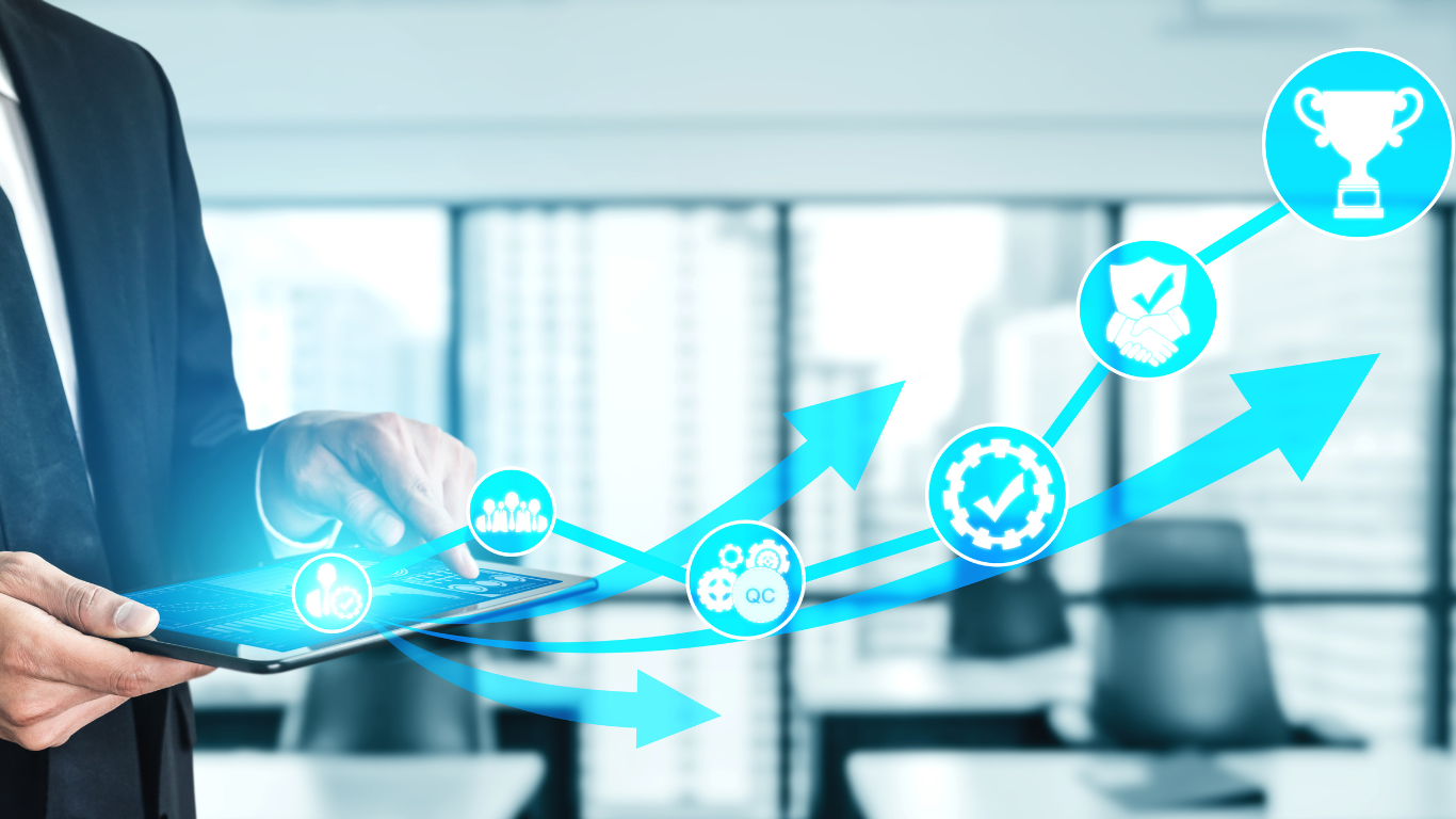 Qualitätsmanagement und Prozessoptimierung – wie kontinuierliche Verbesserung zu stabilem Hosting-Wachstum führt Business person using tablet with ascending arrows and quality symbols – visualization of growth, efficiency, and continuous improvement in hosting.