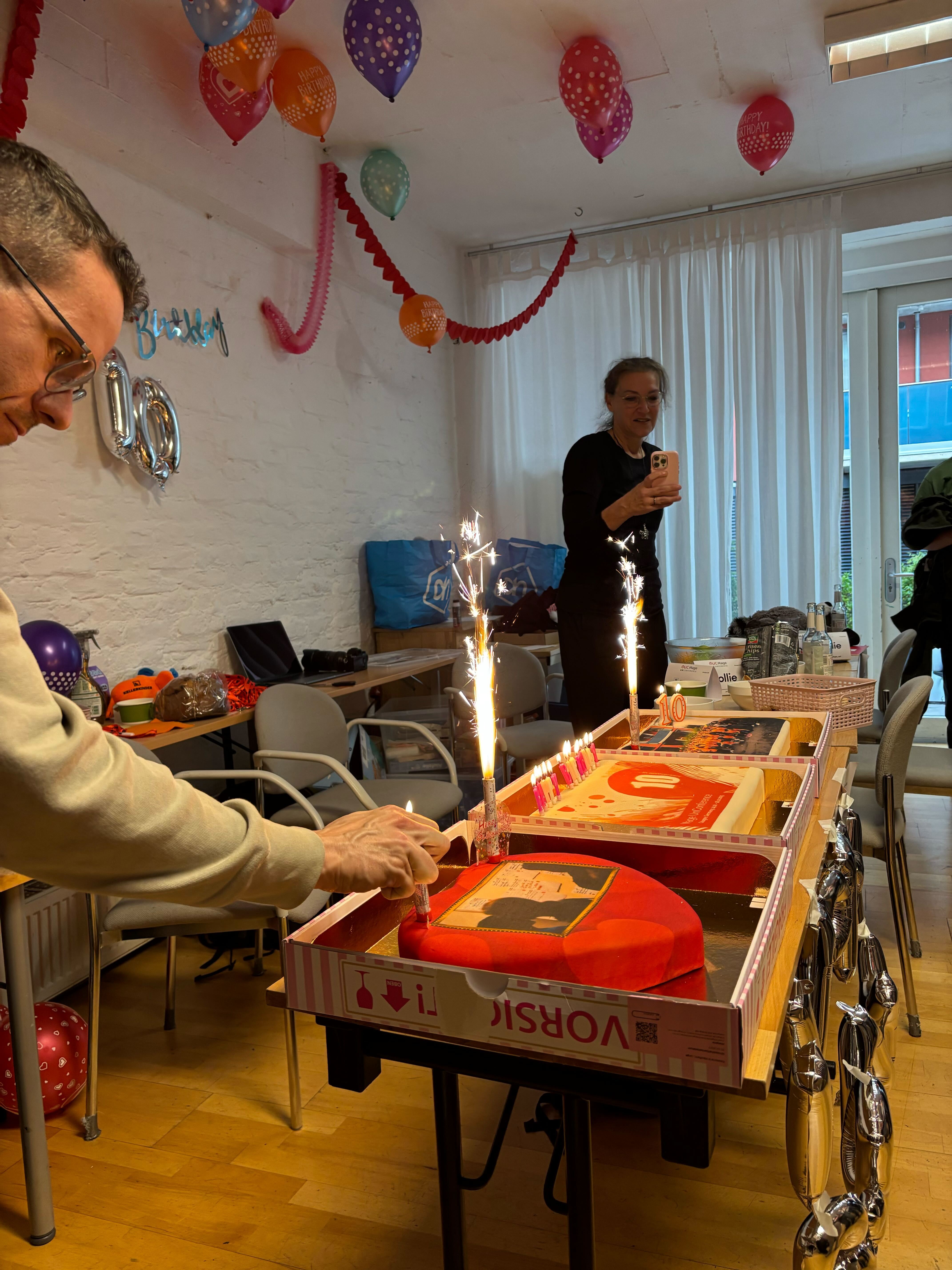 Jubiläumsfeier auf der Mage UnConference 2025 mit Geburtstagskuchen zum zehnjährigen Bestehen – Community-Austausch über Apache Solr for TYPO3, Web Hosting TYPO3 und Shopware Support in entspannter Atmosphäre.