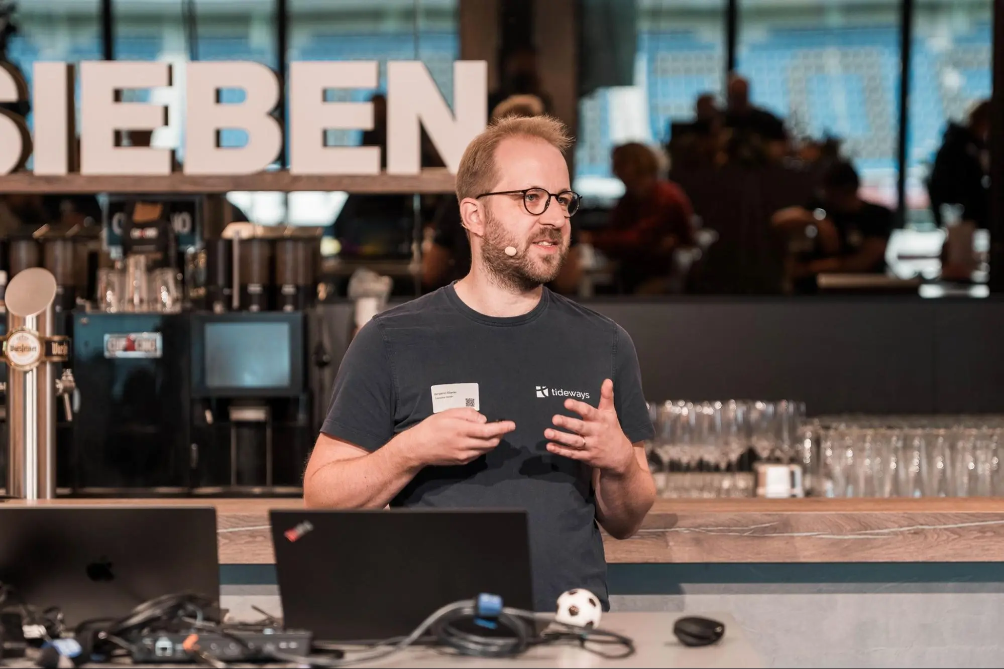 Benjamin Eberlei von Tideways bei seinem Vortrag über KI und Performance-Analyse