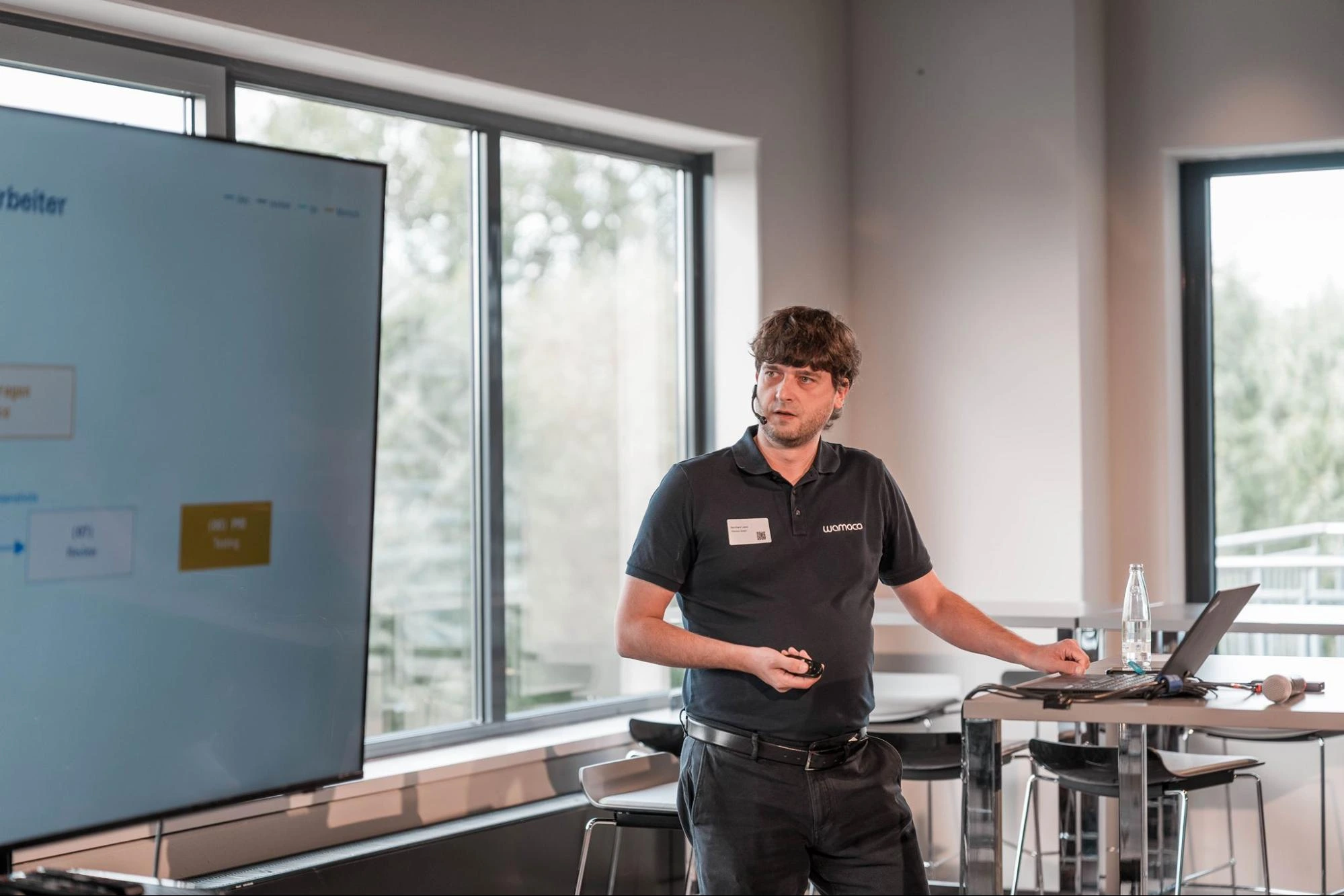 Bernhard Leers von Wamoco bei seinem Vortrag über KI und Coding-Agenten