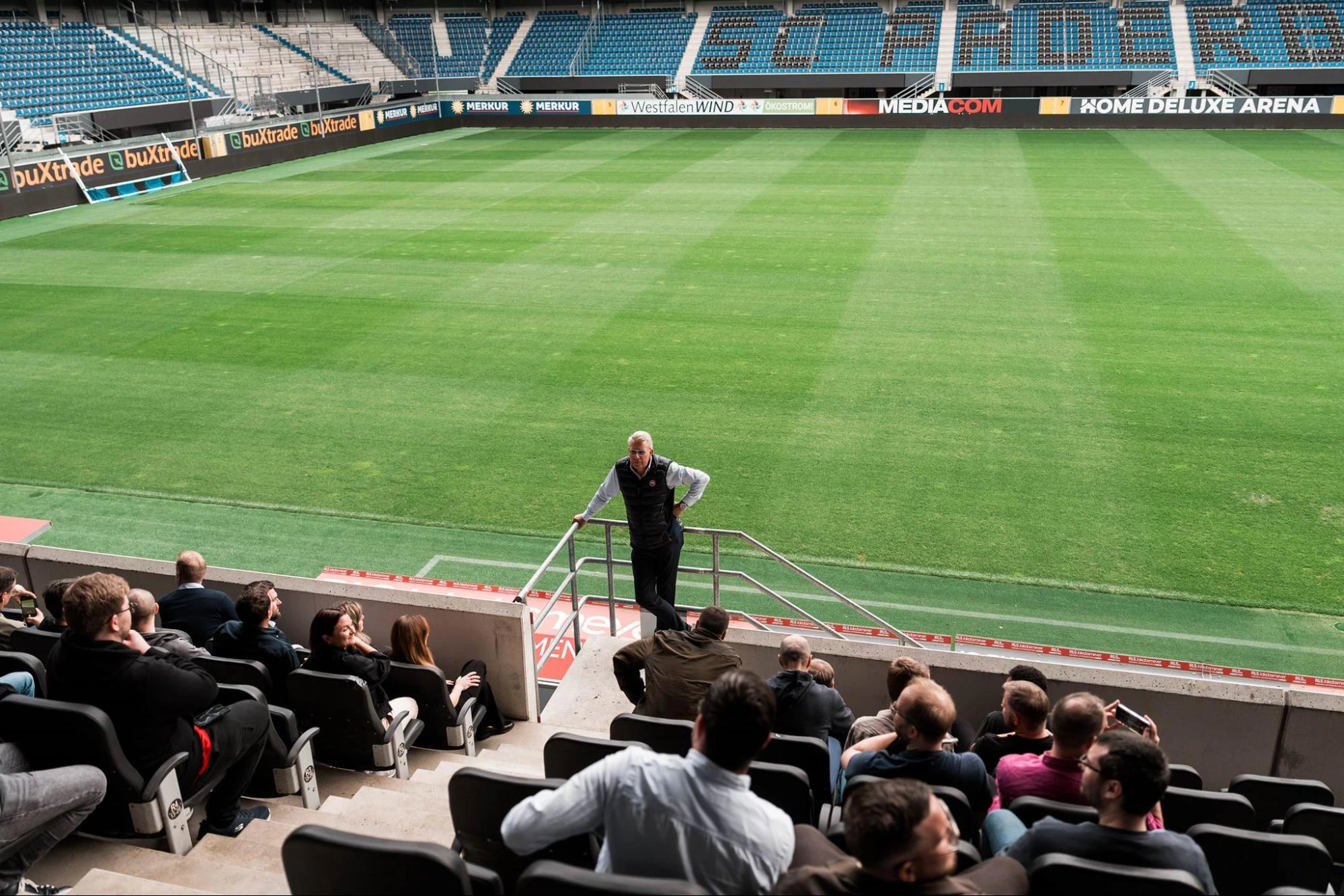 Teilnehmende des maxcluster-Partnertags bei der Stadiontour durch die Home Deluxe Arena