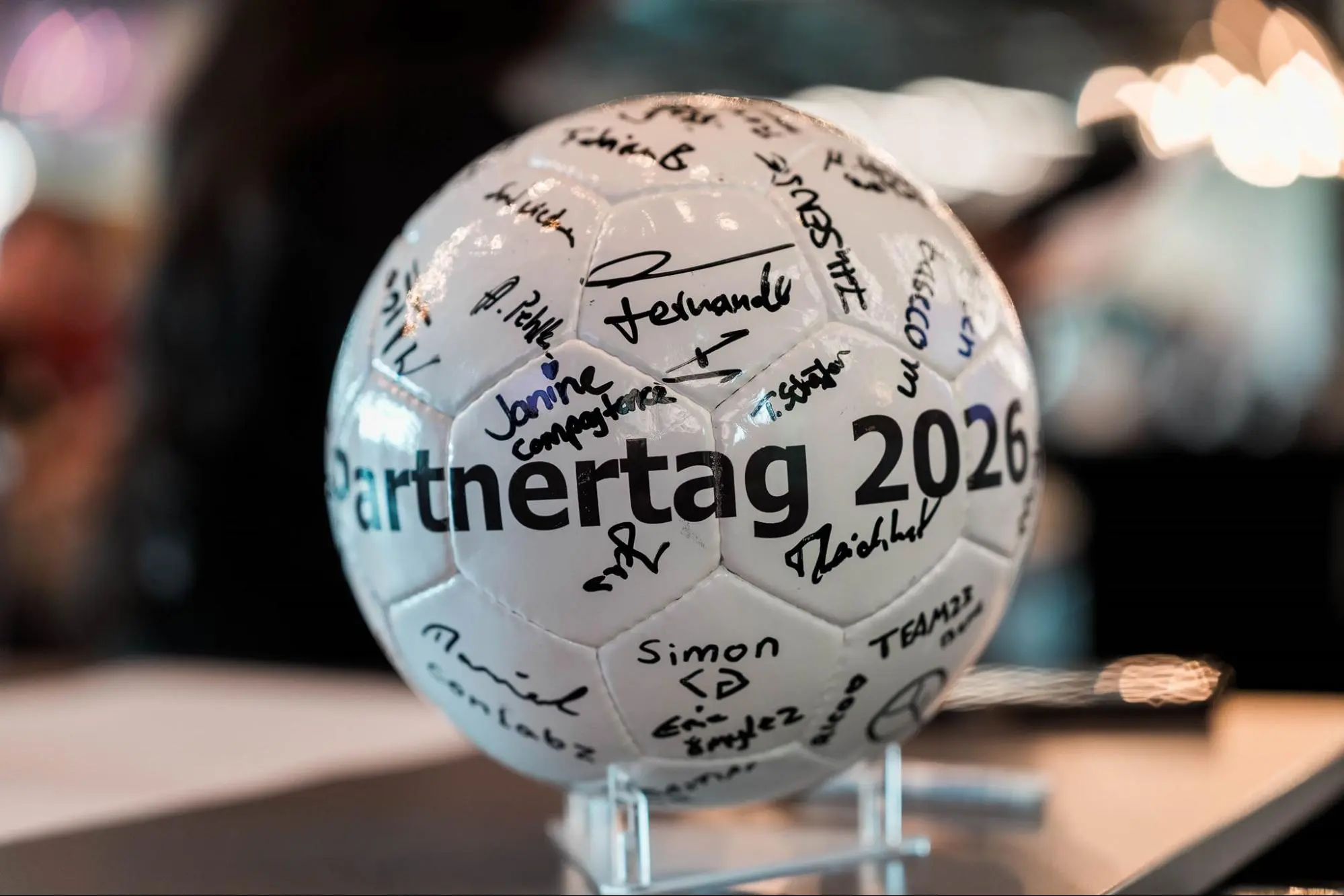 Von den Teilnehmenden signierter Fußball mit der Aufschrift Partnertag 2026