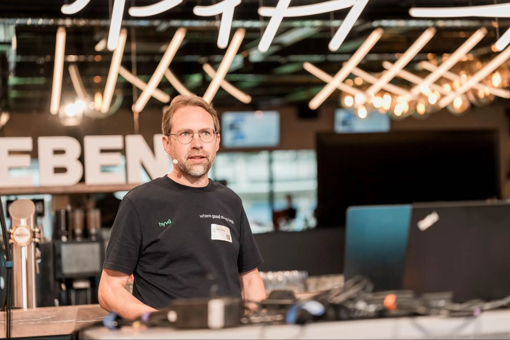 Andreas von Studnitz von Hyvä bei seinem Vortrag über Magento, Shopify und Shopware