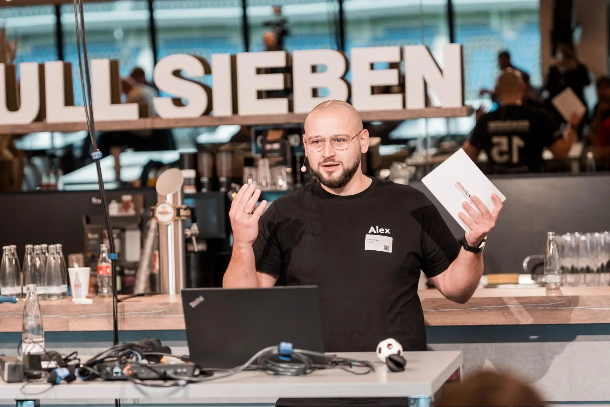Alexander bei seinem Vortrag über Security und Sansec Shield beim maxcluster-Partnertag 2026
