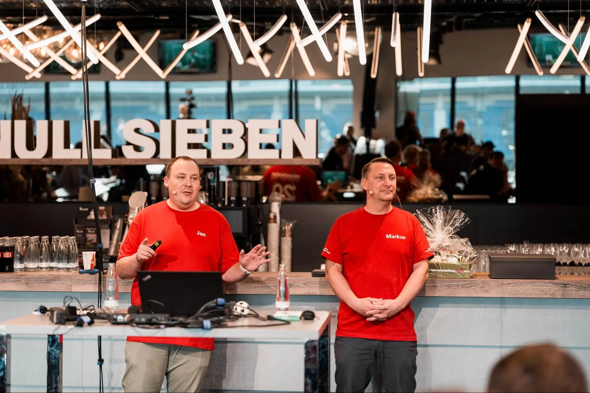 Jan Ahlers und Markus Merkwirth-Thimm bei der Eröffnung des maxcluster-Partnertags 2026