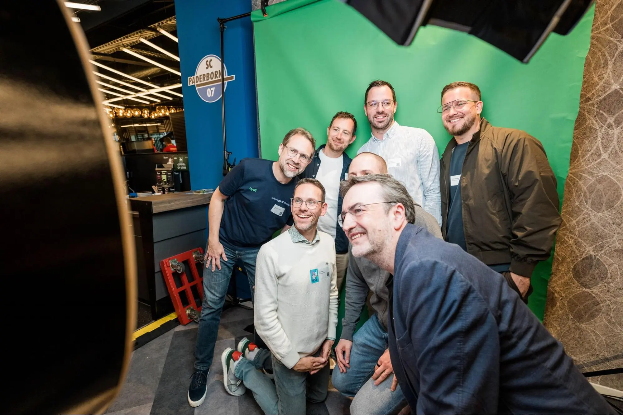Gruppe von Teilnehmern posiert gemeinsam in der Fotobox beim maxcluster-Partnertag 2026