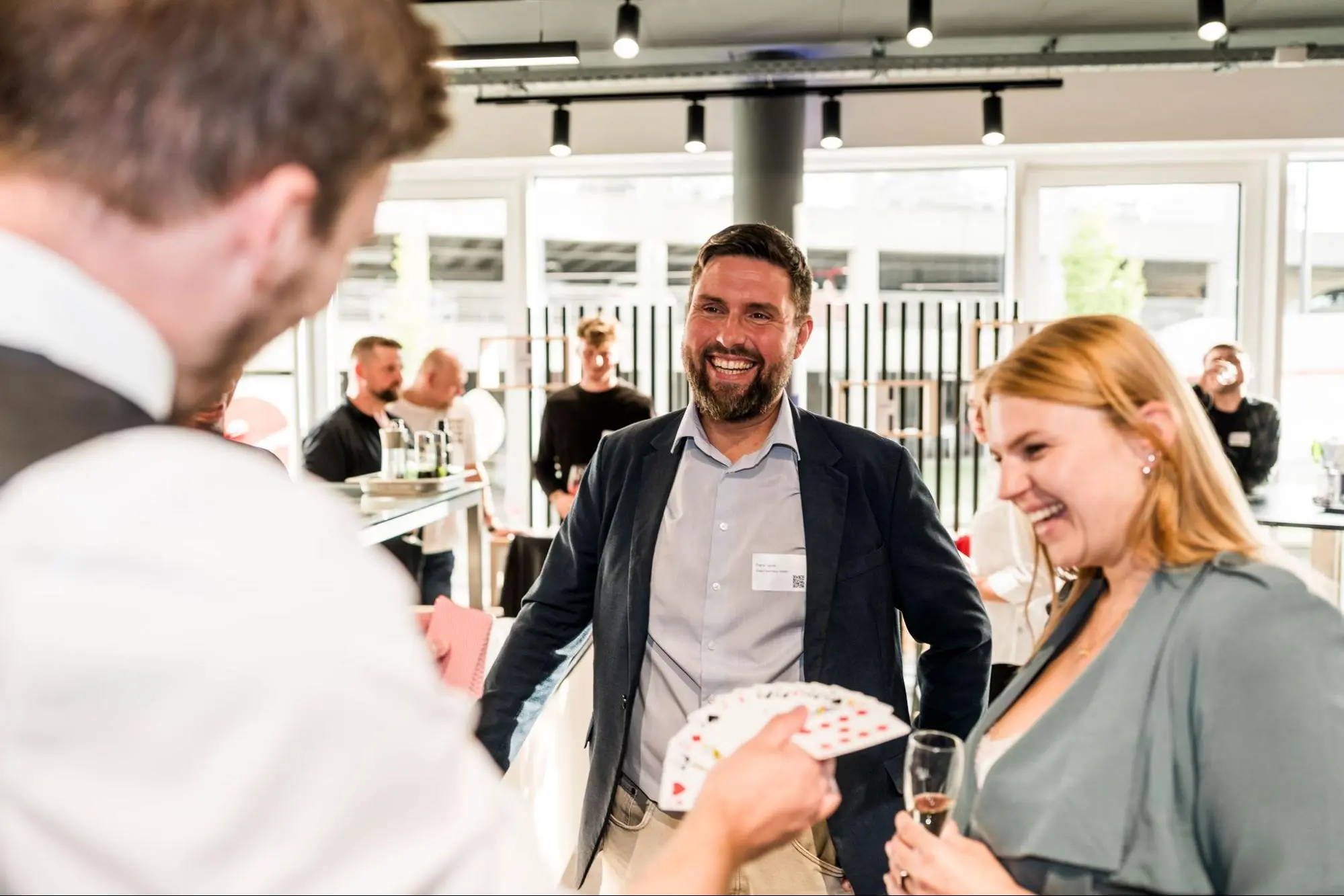 Dr. David Werdegärtner bei seiner Zaubershow vor Gästen des maxcluster-Partnertags 2026