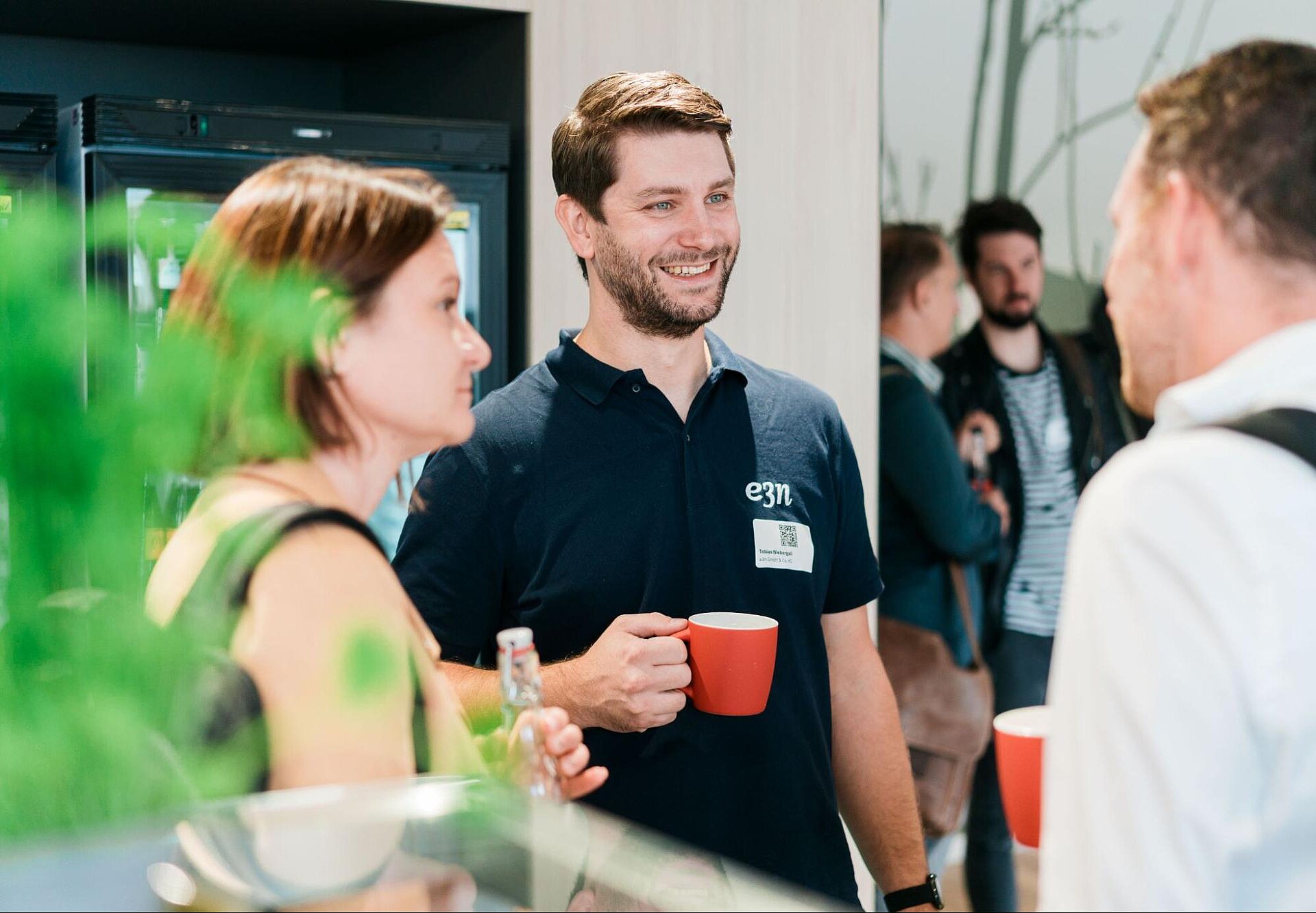 Teilnehmer:innen im Gespräch bei einer Kaffeepause während des maxcluster-Partnertags 2025.