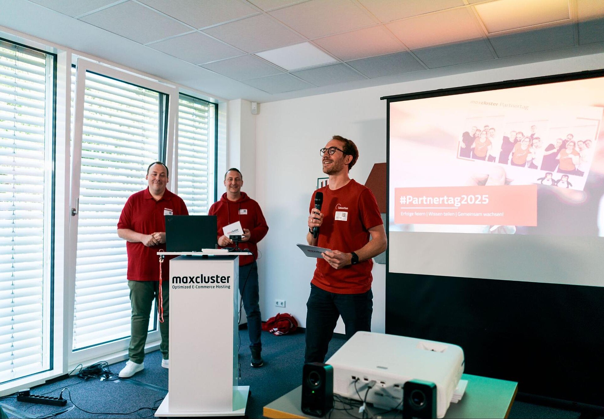 Begrüßung durch Geschäftsführer und Mitgründer Sebastian Ringel beim maxcluster-Partnertag 2025.