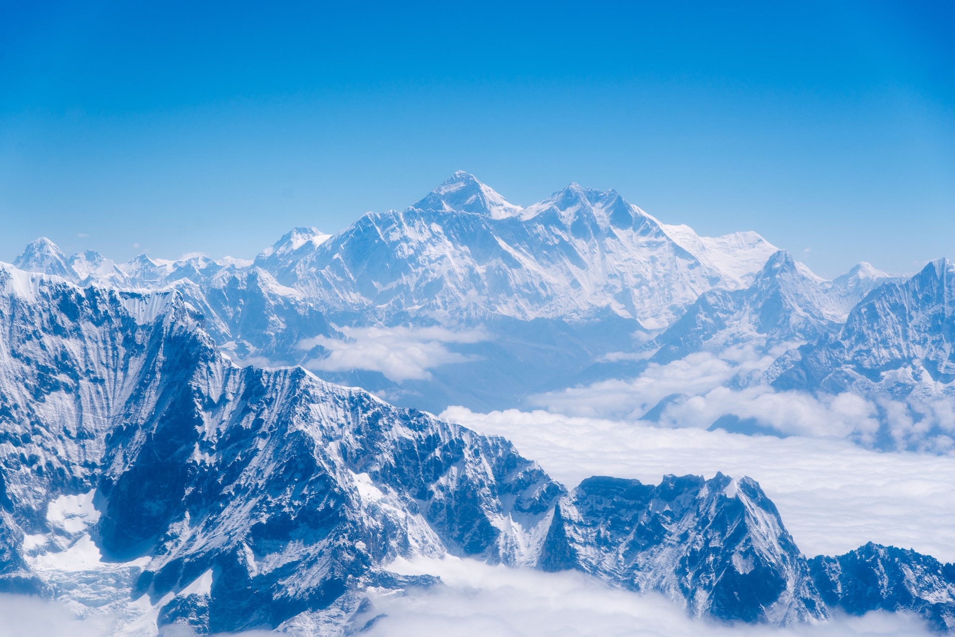 Mount Everest | Quelle: [Unsplash | Andreas Gäbler](https://unsplash.com/de/fotos/XEW_Wd4240c)