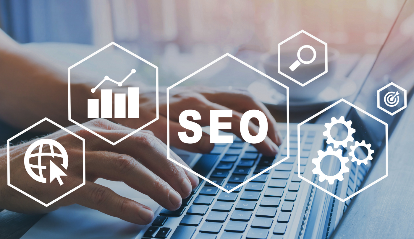 Nahaufnahme von Händen auf Laptop-Tastatur mit SEO-Symbolen wie Zahnräder, Wachstumsgrafik, Lupe und Weltkugel – symbolisiert technisches und strategisches SEO mit Fokus auf Vertrauen und Performance