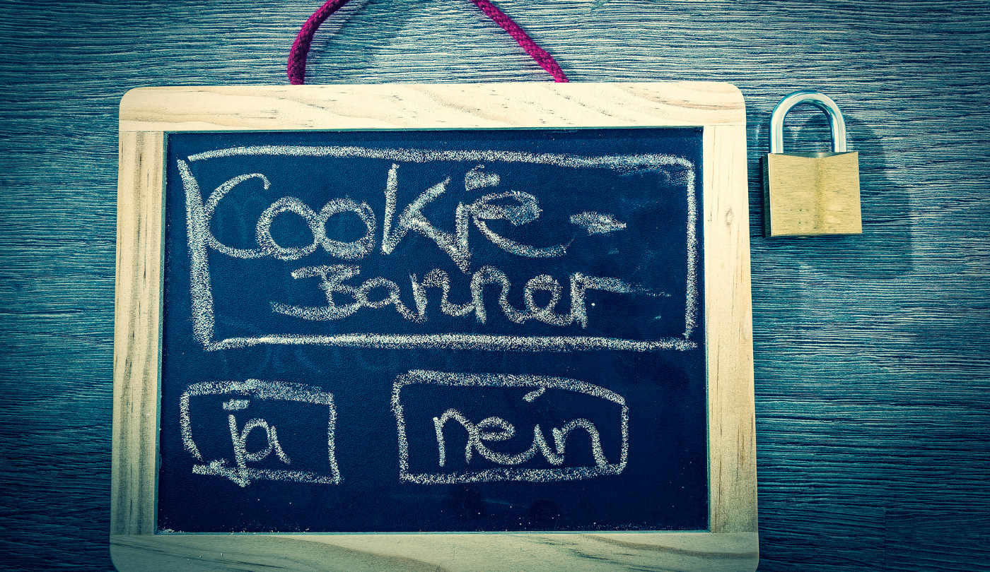 Tafel mit der Aufschrift „Cookie-Banner“ und den Auswahlfeldern „ja“ und „nein“, daneben ein Vorhängeschloss – symbolisiert die Einwilligungsabfrage gemäß DSGVO.
