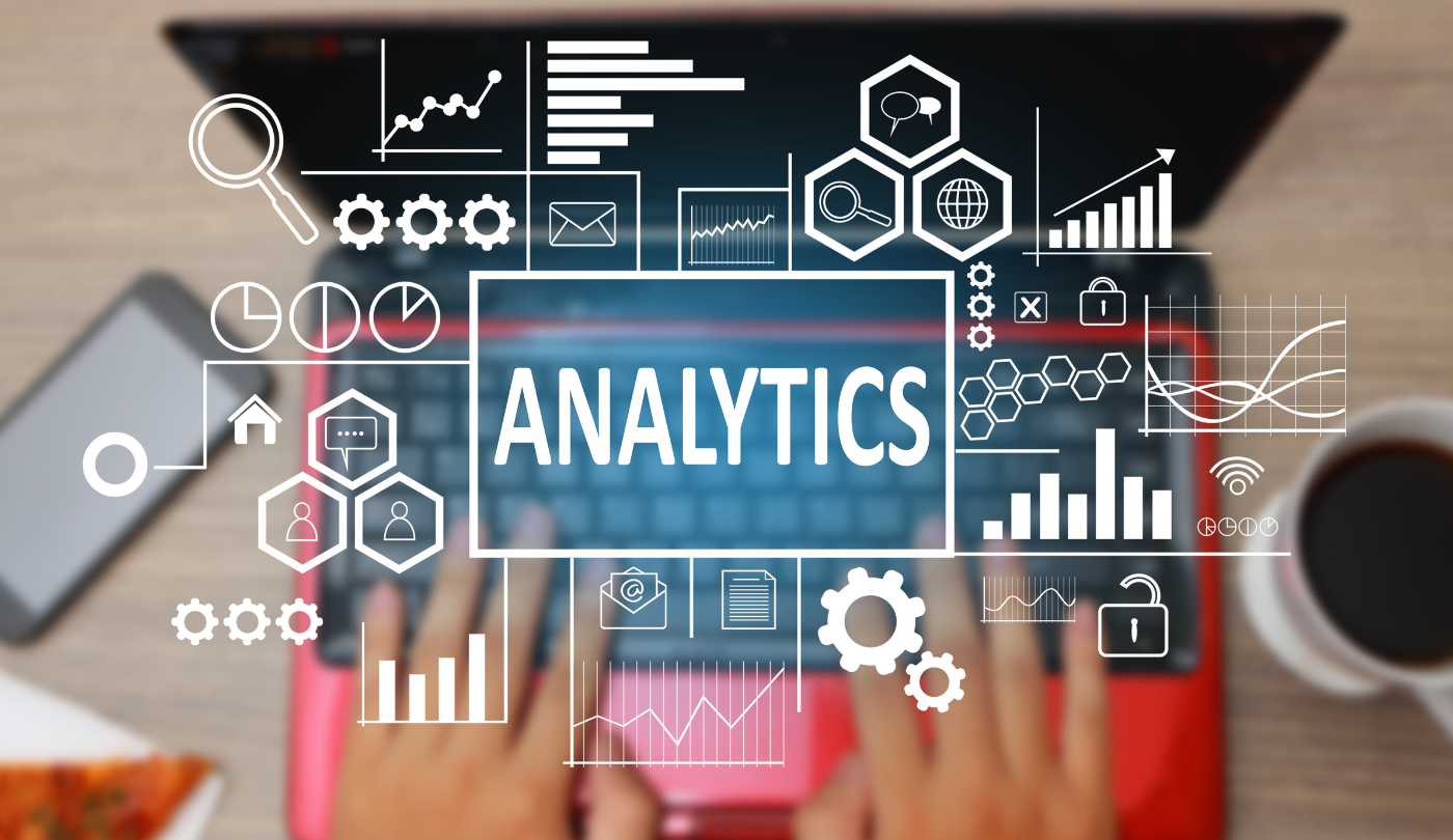 Laptop mit geöffneter Analytics-Software und Händen auf Tastatur, umgeben von Analyse-Symbolen – Balkendiagramme, Kurven, Zahnräder, Schloss, Nutzer-Icons und Datenschutz-Elemente.
