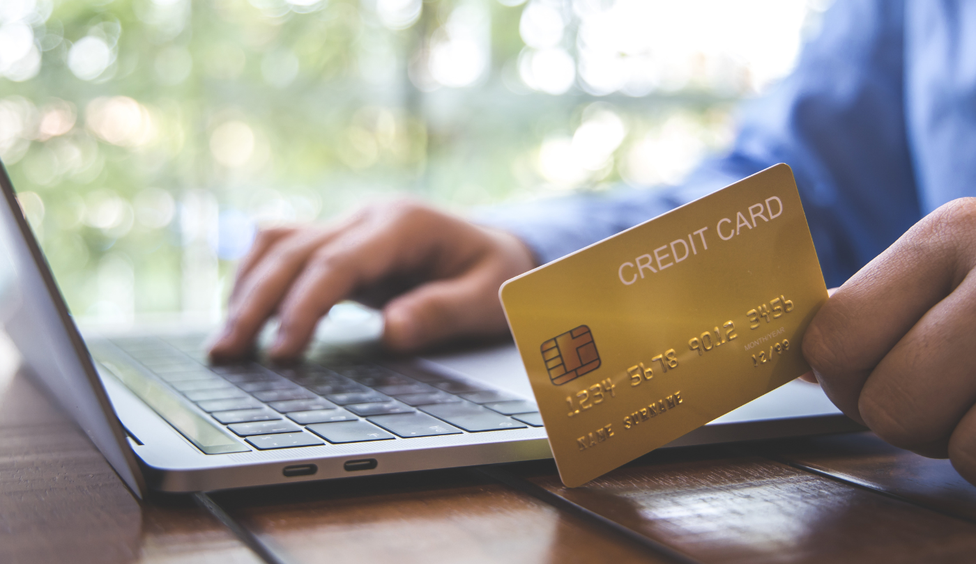 Symbolbild zur DSGVO-konformen Zahlungsabwicklung im E-Commerce mit Kreditkarte und Laptop – Drittanbieter wie PayPal oder Klarna beachten